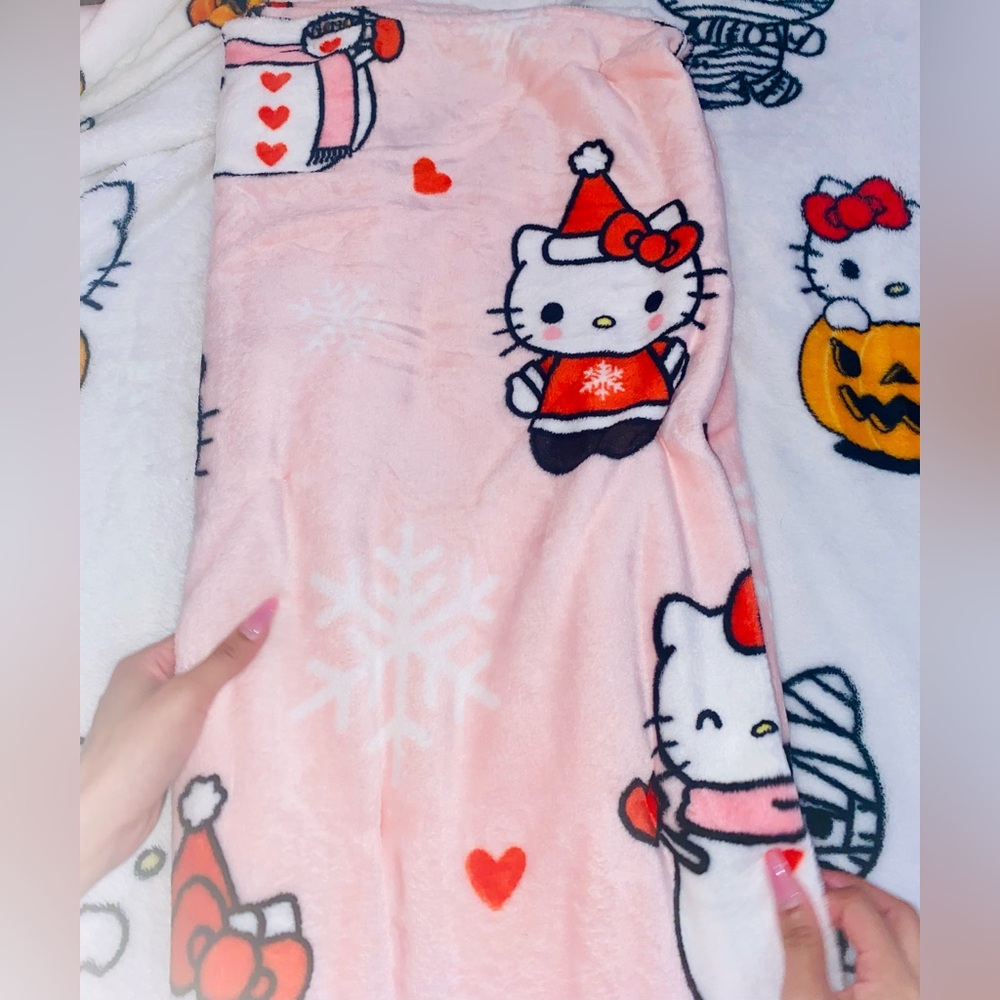 HTF RARE HELLO KITTY CHRISTMAS THROW - Picture 5 of 7